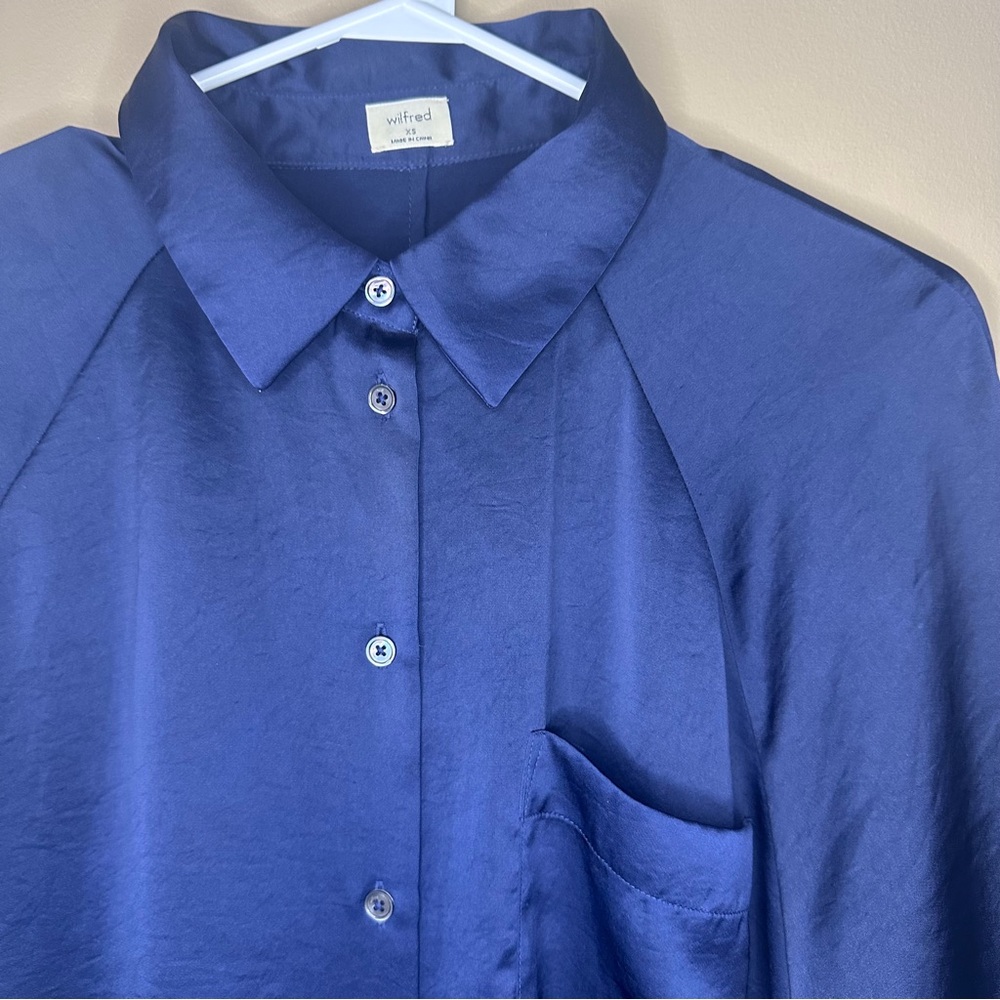 Wilfred Boyfriend Oversized Navy Blue Satin Button Down Shirt, Relaxed Fit